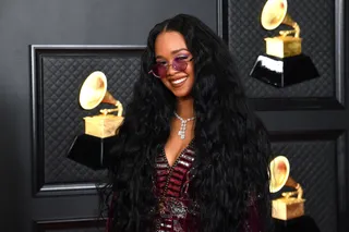 H.E.R. wore her hair styled into perfect beach waves that reached her waist. We love this fun and effortless look on her!&nbsp; - (Photo: Getty Images)