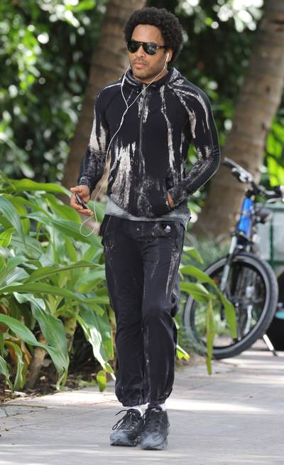 Stay Fit - Lenny Kravitz works out in Miami Beach in tie-dye sweats while listening to his iPod. (Photo:&nbsp;KDNPIX)