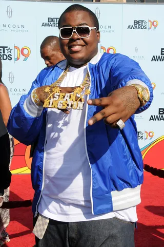What's My Name? - Sean Kingston goes for a throwback gold chain to make sure everyone at the 2009 awards knows exactly who he is. (Photo: Gregg DeGuire/PictureGroup)