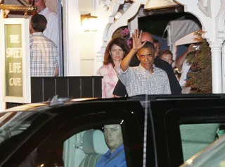 A Man's Gotta Eat! - Obama waves at the crowd as he departs an Oak Bluffs restaurant on Aug. 12.&nbsp;(Photo: Reuters/Kevin Lamarque)