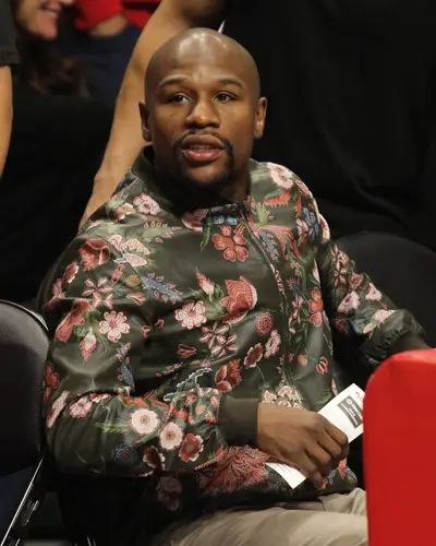 Sports Fan Champ - Boxing great&nbsp;Floyd Mayweather Jr.&nbsp;enjoys a game at the Staples Center in downtown Los Angeles watching the L.A. Clippers take on the San Antonio Spurs. (Photo: London Entertainment/Splash News)