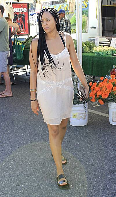 Green Girl - Tia Mowry&nbsp;strolls through the farmers market in Los Angeles rocking her new braided hairstyle.&nbsp;(Photo: MCGM / Splash News)