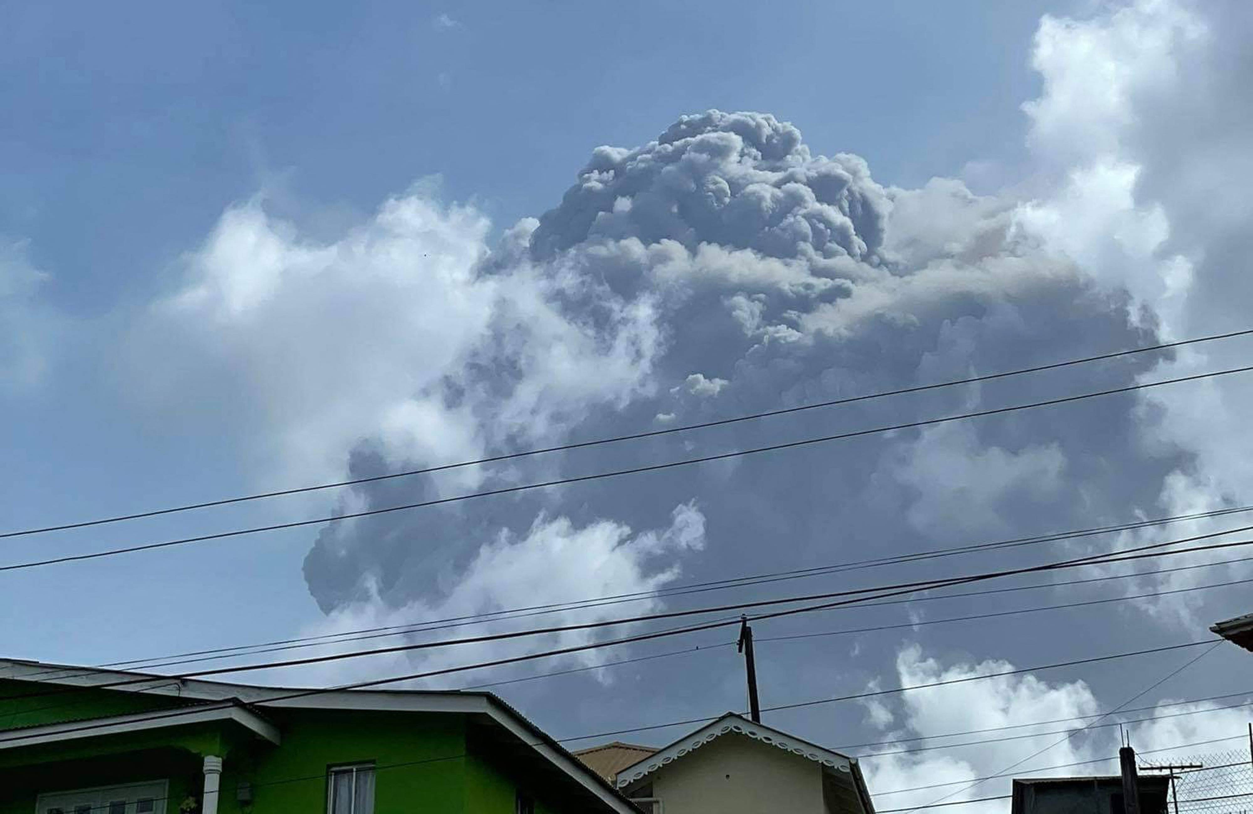 TOPSHOT - This April 9, 2021, image courtesy Zen Punnett shows the eruption of La Soufriere Volcano from Rillan Hill in Saint Vincent. - La Soufriere erupted Friday for the first time in 40 years on the Caribbean island of Saint Vincent, prompting thousands of people to evacuate, seismologists said. The blast from the volcano, sent plumes of ash 20,000 feet (6,000 meters) into the air, the local emergency management agency said. The eruption was confirmed by the UWI center. (Photo by ZEN PUNNETT / Zen Punnett / AFP) (Photo by ZEN PUNNETT/Zen Punnett/AFP via Getty Images)