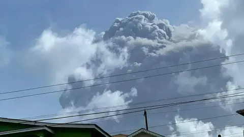 TOPSHOT - This April 9, 2021, image courtesy Zen Punnett shows the eruption of La Soufriere Volcano from Rillan Hill in Saint Vincent. - La Soufriere erupted Friday for the first time in 40 years on the Caribbean island of Saint Vincent, prompting thousands of people to evacuate, seismologists said. The blast from the volcano, sent plumes of ash 20,000 feet (6,000 meters) into the air, the local emergency management agency said. The eruption was confirmed by the UWI center. (Photo by ZEN PUNNETT / Zen Punnett / AFP) (Photo by ZEN PUNNETT/Zen Punnett/AFP via Getty Images)