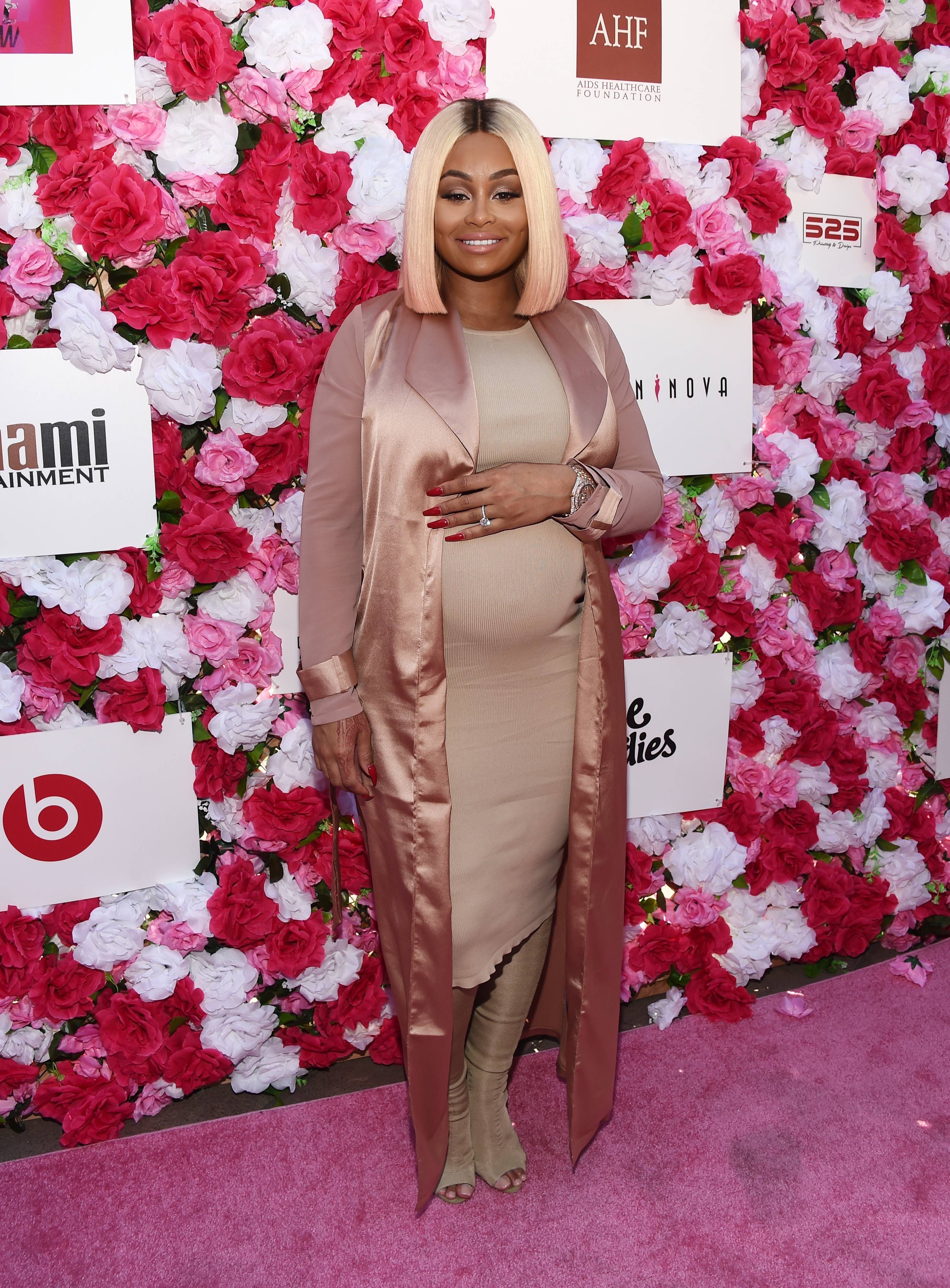 Watch an Adorable Blac Chyna Flaunt Her Belly Bump and 'Juju on that(00)