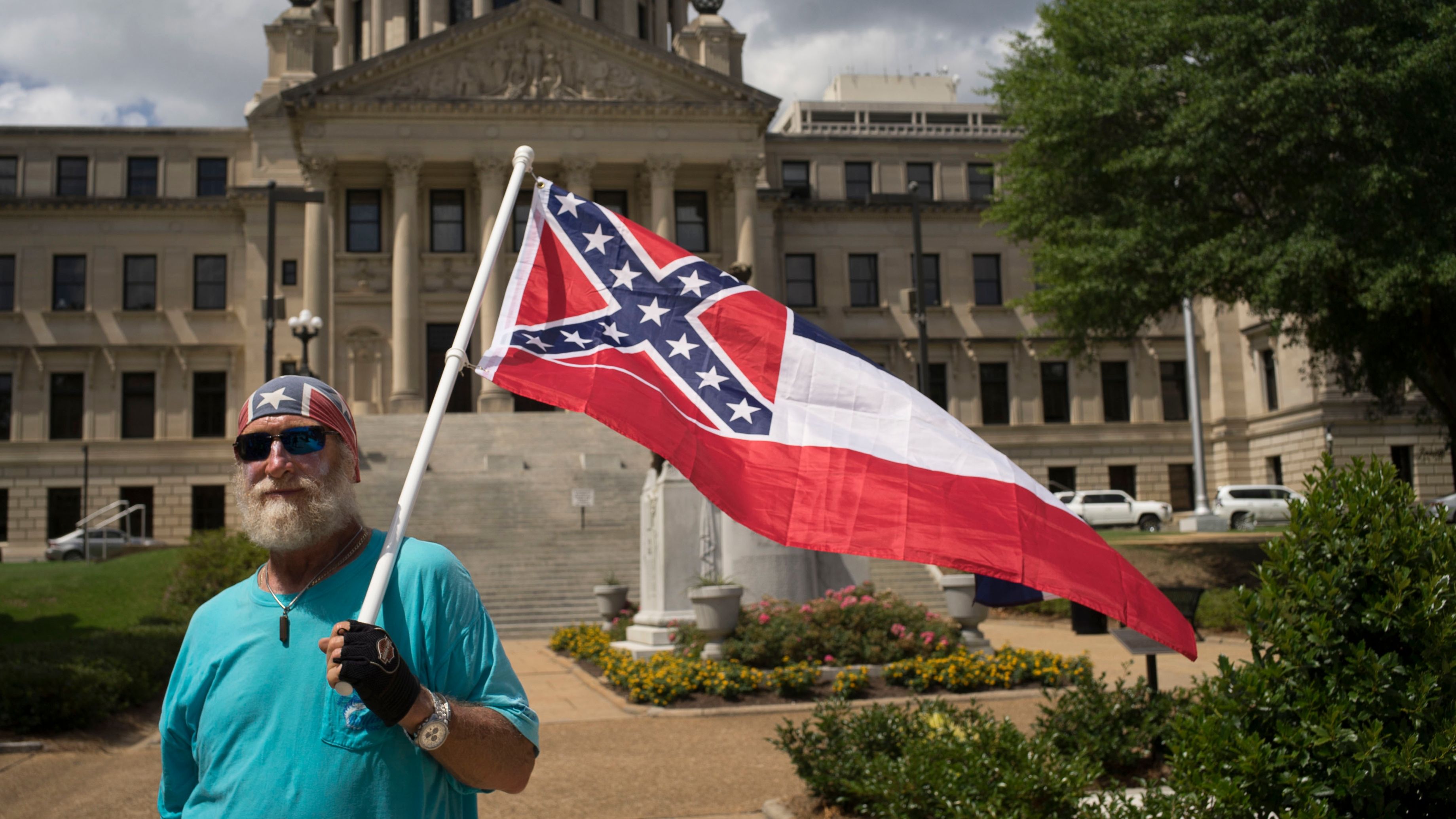 Mississippi State Senator Calls For Return Of Confederate-Themed Flag ...