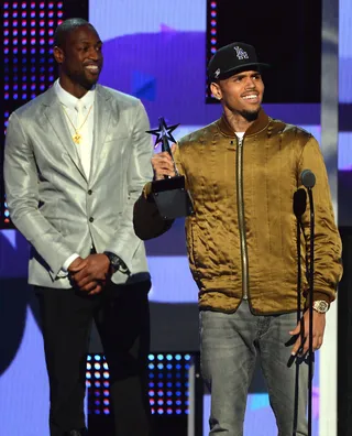 Fandemonium - Dwyane Wade presents Chris Brown with his fourth consecutive Fandemonium award. (Photo: Mark Davis/Getty Images for BET)