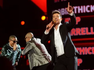 BET Awards 2013 Performance, Robin Thicke Performs "Blurred Lines"