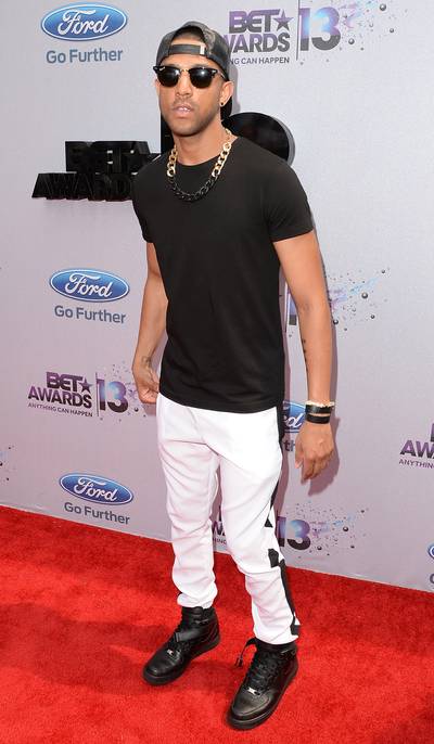 Keep It Simple - Singer Mateo goes for a relaxed, easy look on the red carpet.   (Photo: Jason Merritt/BET/Getty Images for BET)