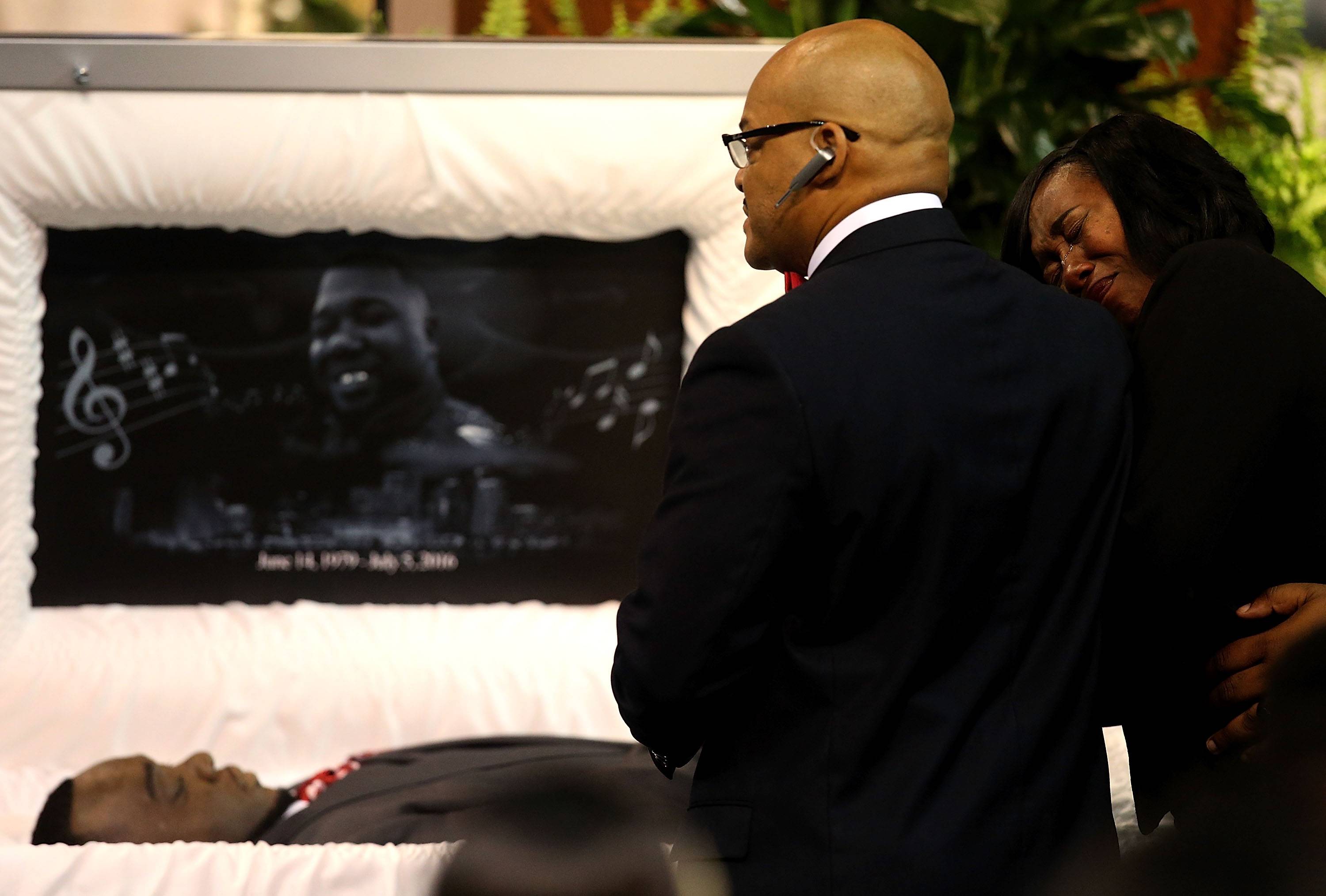 Celebrity Open Caskets - f4kyjhq