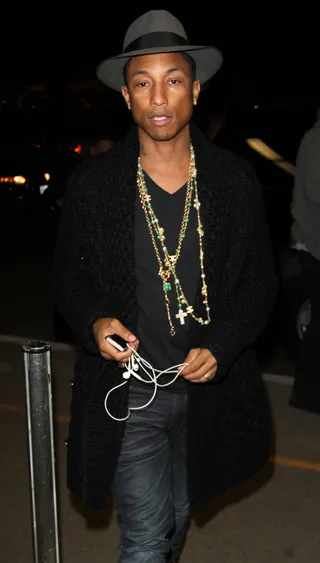 So Fly - The always cool Pharrell Williams arrives at LAX airport in Los Angeles looking super stylish. (Photo:&nbsp;Diabolik / Splash News)