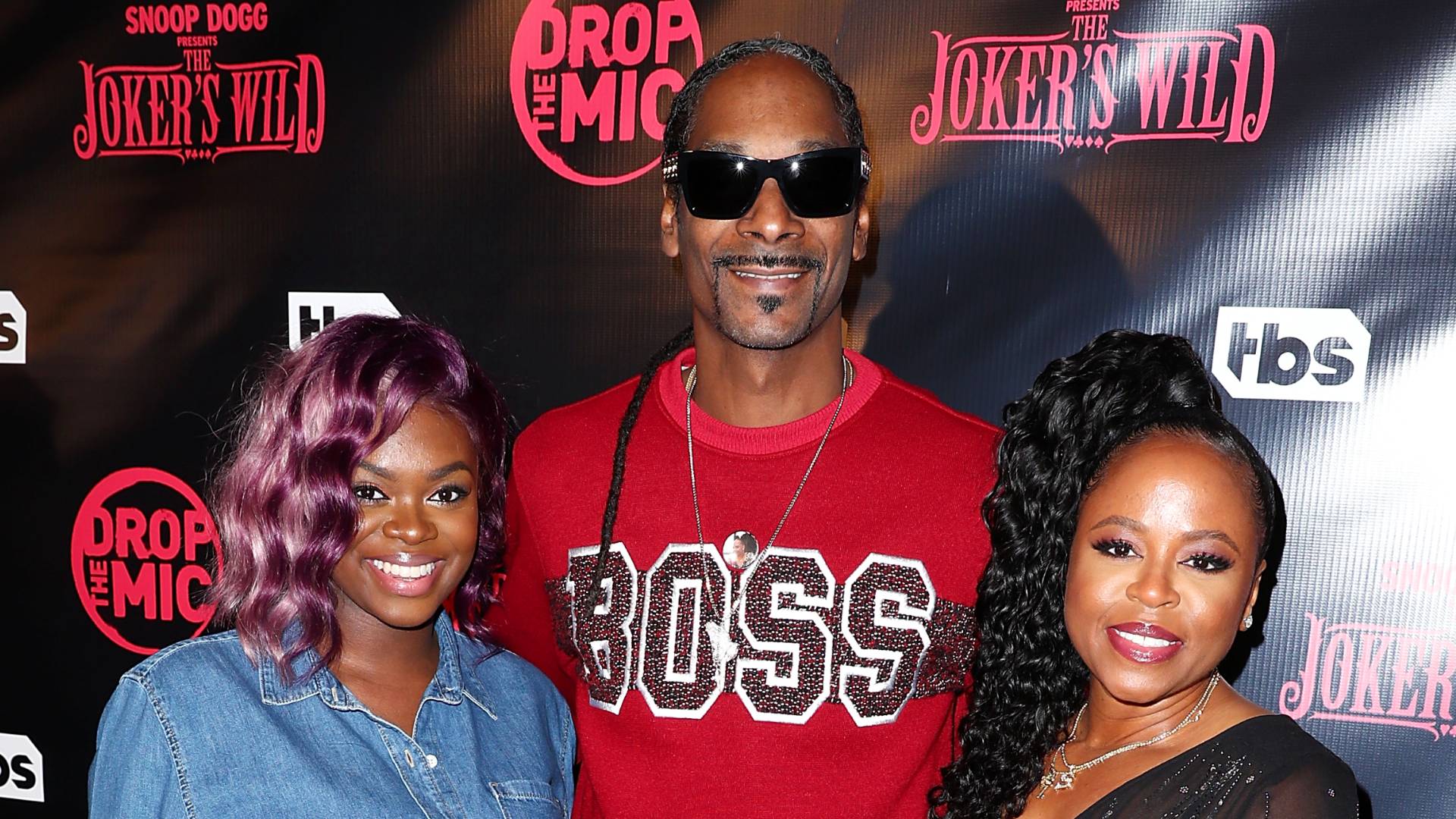 Cori Broadus, Host Snoop Dogg (L) and Shante Broadus arrive at the Premiere for TBS's "Drop The Mic" and "The Joker's Wild" at The Highlight Room on October 11, 2017 in Los Angeles, California. 