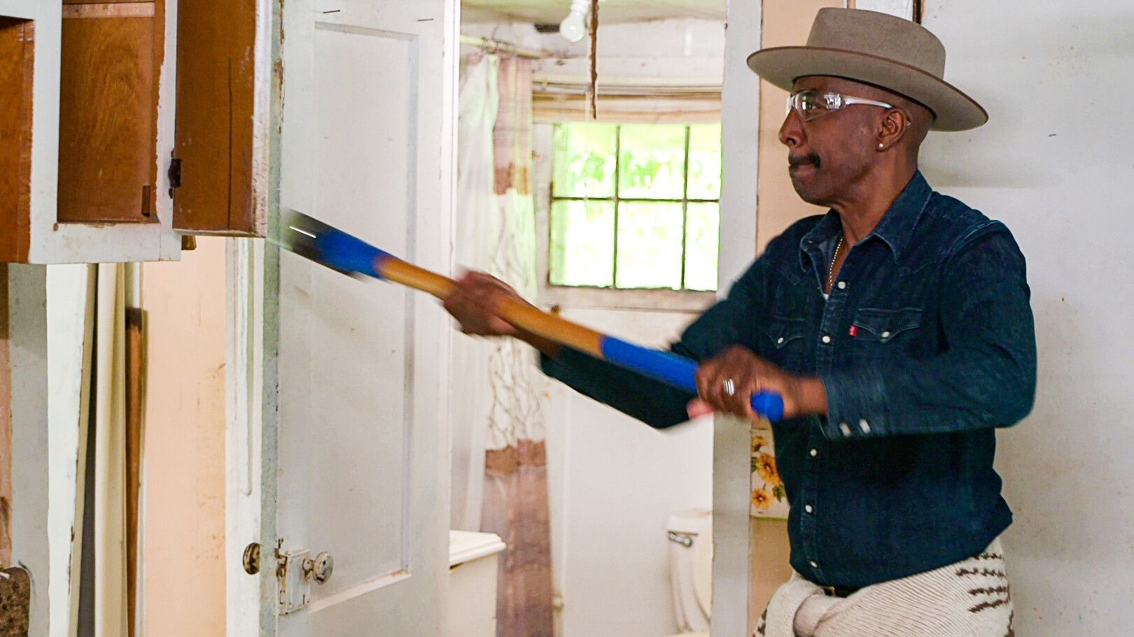 JB Smoove Needs A Miracle In The Latest Episode Of CBS' 'Secret Celebrity Renovation' | News - Vimarsana News