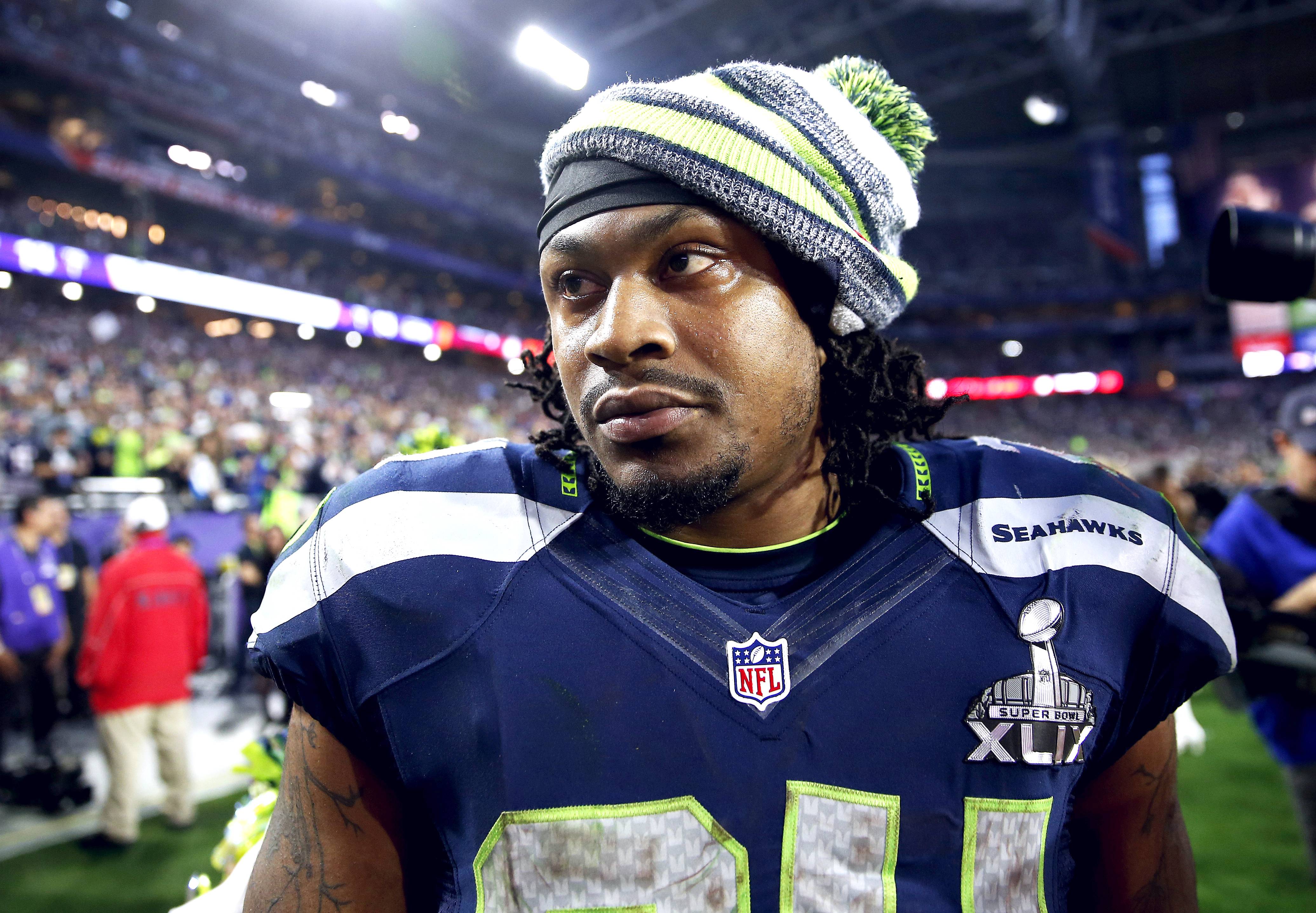 Seattle Seahawk Marshawn Lynch Is Being Fined $20,000 For Grabbing His  CrotchAgain