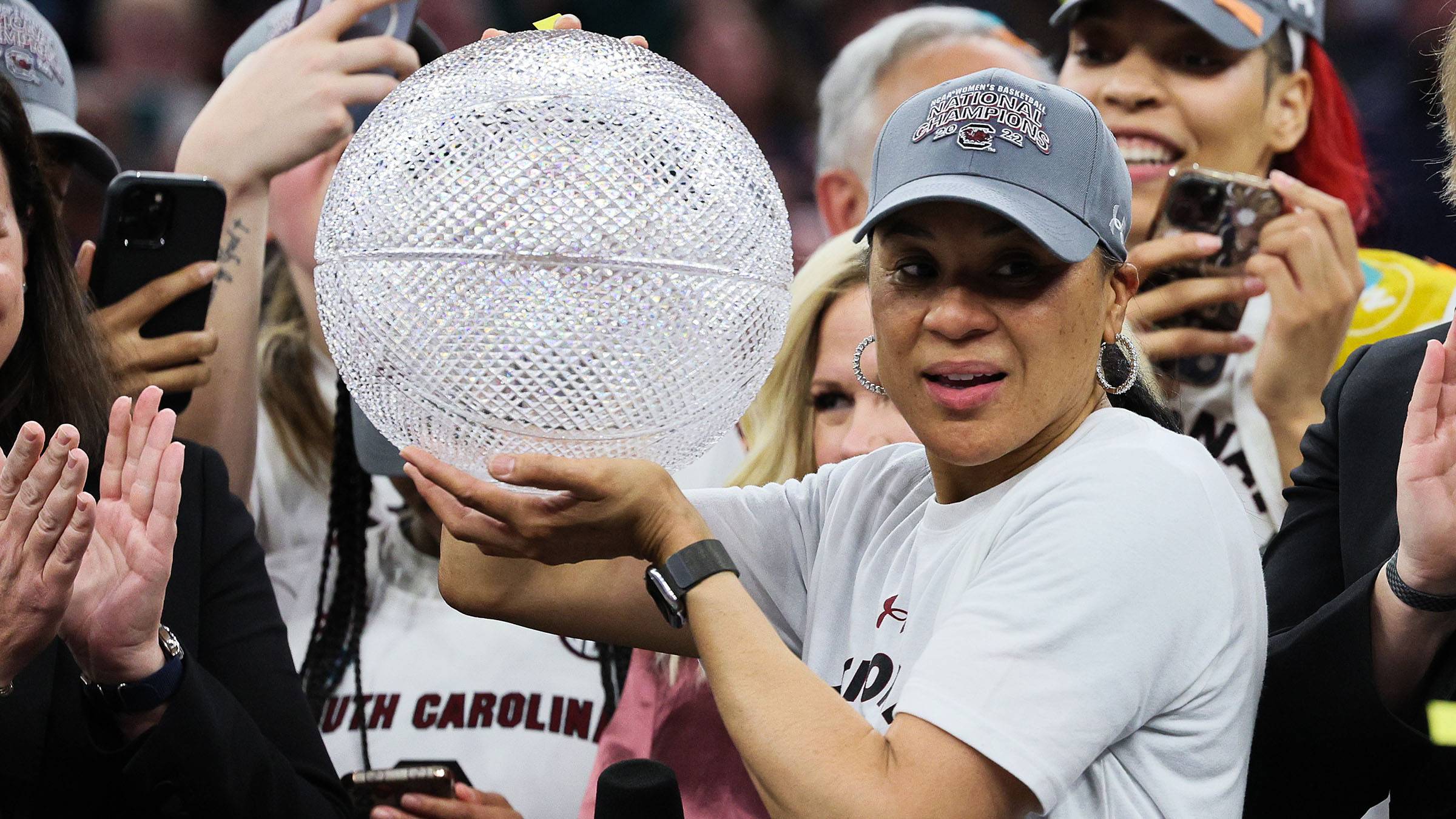 Women's Final Four: South Carolina's Dawn Staley wins third 2022 coach of  the year award