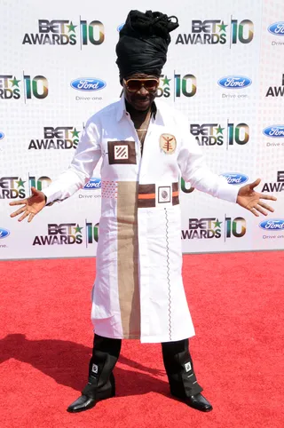 Kojo - International artist Kojo wore a white jacket adorned with African artwork.(Photo: Gregg DeGuire/PictureGroup)