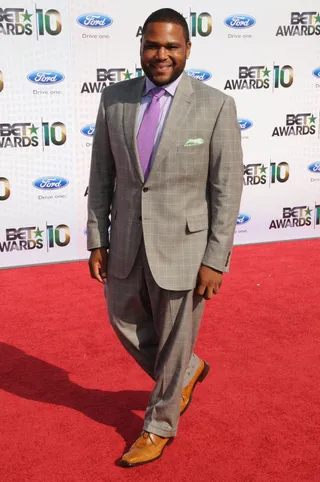 Anthony Anderson - Law &amp; Order actor Anthony Anderson looked fresh in his gray suit with a purple polka-dot tie.(Photo: Gregg DeGuire/PictureGroup)