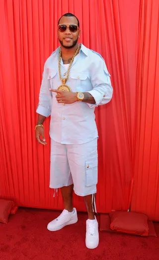Flo Rida - Flo Rida stunted last year in baby-blue cargo shorts and a button-down set with an oversized gold chain and pendant.(Photo: Frank Micelotta/PictureGroup)