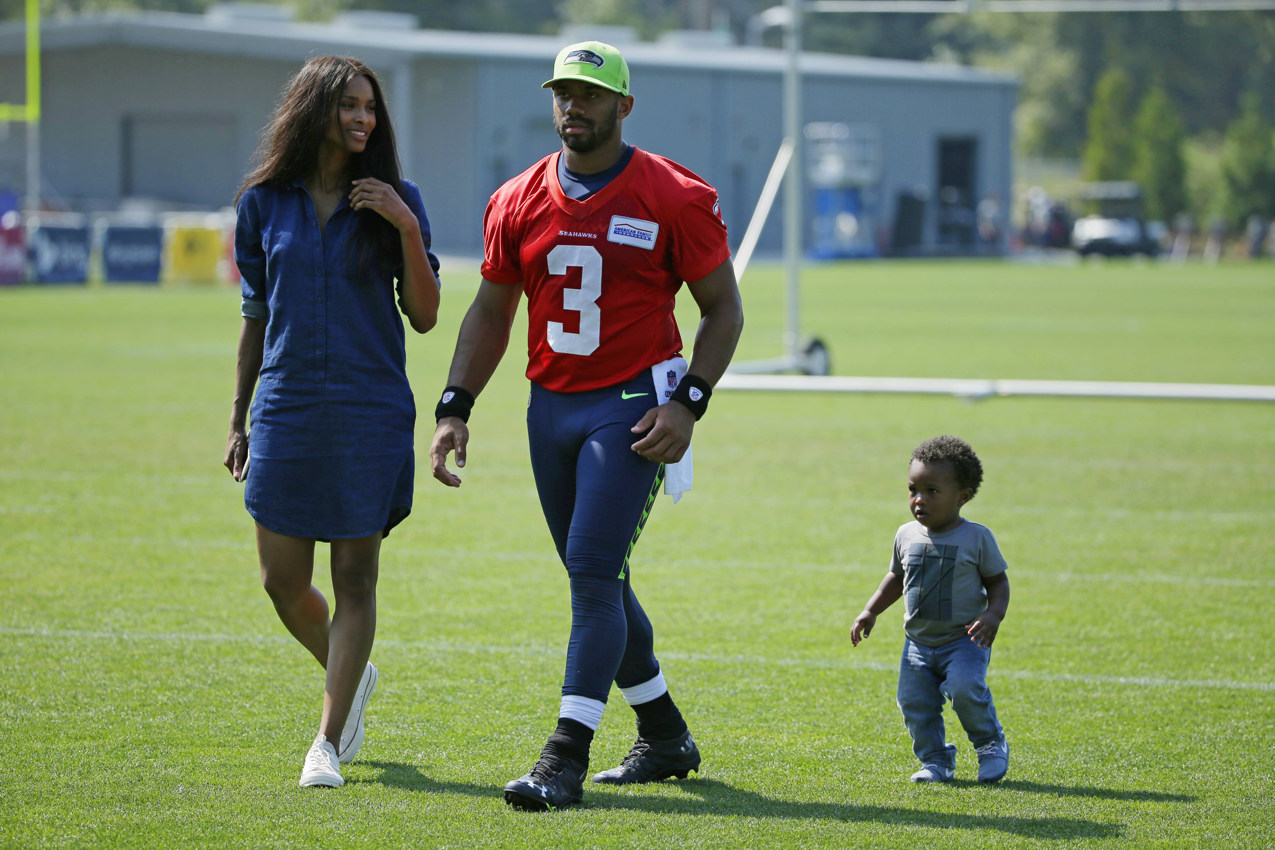 Russell Wilson, Ciara celebrate after son takes his 1st steps at Seahawks  practice