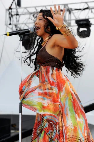 Summertime Fine - Even when Melanie Fiona is on the stage in a sundress, she keeps it fashionable.(Photo: Jeff Daly/PictureGroup)