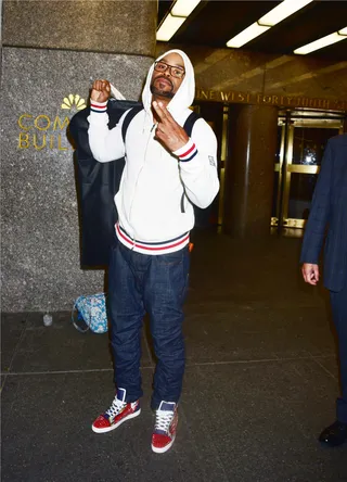 Big Ups - Method Man signs autographs for fans outside NBC Studios after appearing on Late Night with Seth Meyers.&nbsp;(Photo: Darla Khazei, PacificCoastNews)