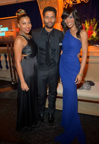 An Usher Sandwich - Usher poses between beauties Melanie Fiona and Shaun Robinson for a great photo op. (Photo: Charley Gallay/Getty Images for BET)