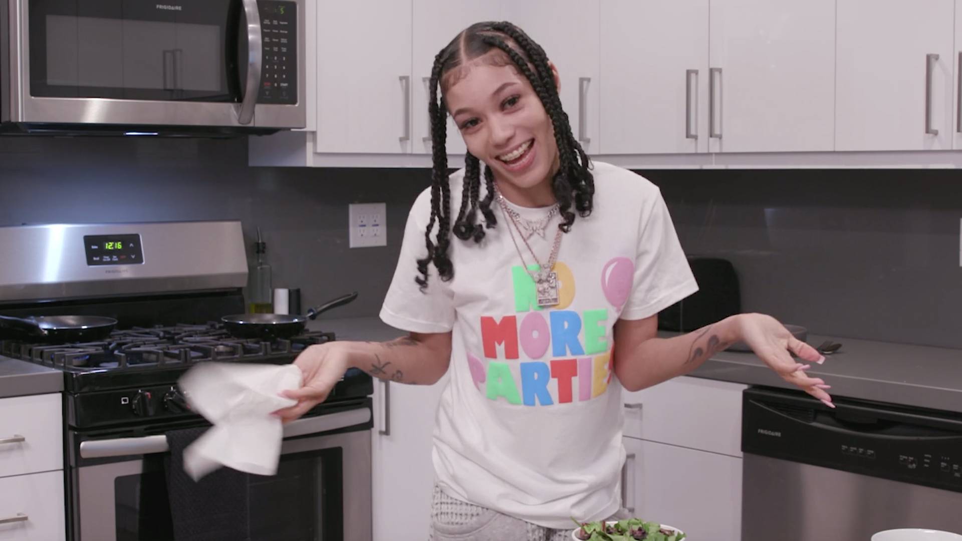 Coi Leray BEATS meat in the kitchen 
