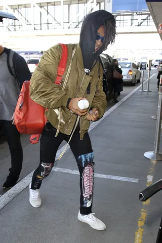 Jaden Smith - Jaden Smith dodged the paps as he departed LAX on Thursday afternoon. (Photo: PacificCoastNews)