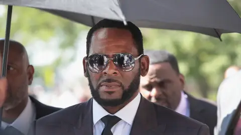 CHICAGO, ILLINOIS - JUNE 26: R&B singer R. Kelly leaves the Leighton Criminal Courts Building following a hearing on June 26, 2019 in Chicago, Illinois. Prosecutors turned over to Kelly's defense team a DVD that alleges to show Kelly having sex with an underage girl in the 1990s. Kelly has been charged with multiple sex crimes involving four women, three of whom were underage at the time of the alleged encounters. 
 (Photo by Scott Olson/Getty Images)