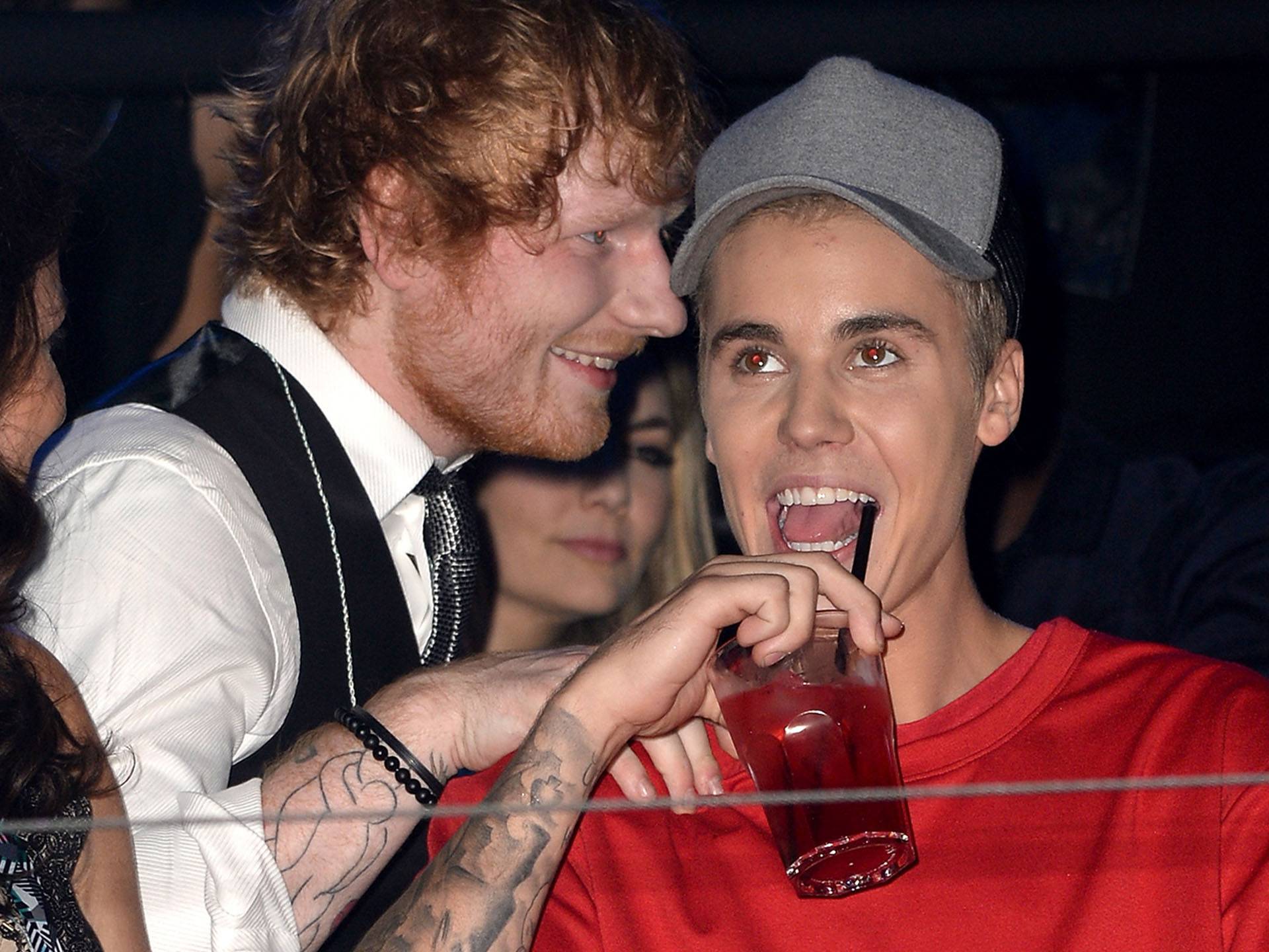 mgid:file:gsp:scenic:/international/mtvema/2015/images/galleries/Ed-Sheeran_Justin-Bieber_GettyImages-494241772-4x3.jpg