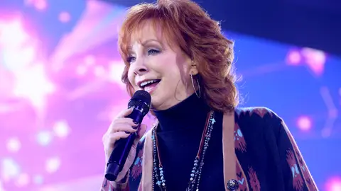 PHOENIX, ARIZONA - MARCH 12: Reba McEntire performs onstage during Inaugural Gateway Celebrity Fight Night on March 12, 2022 in Phoenix, Arizona. 