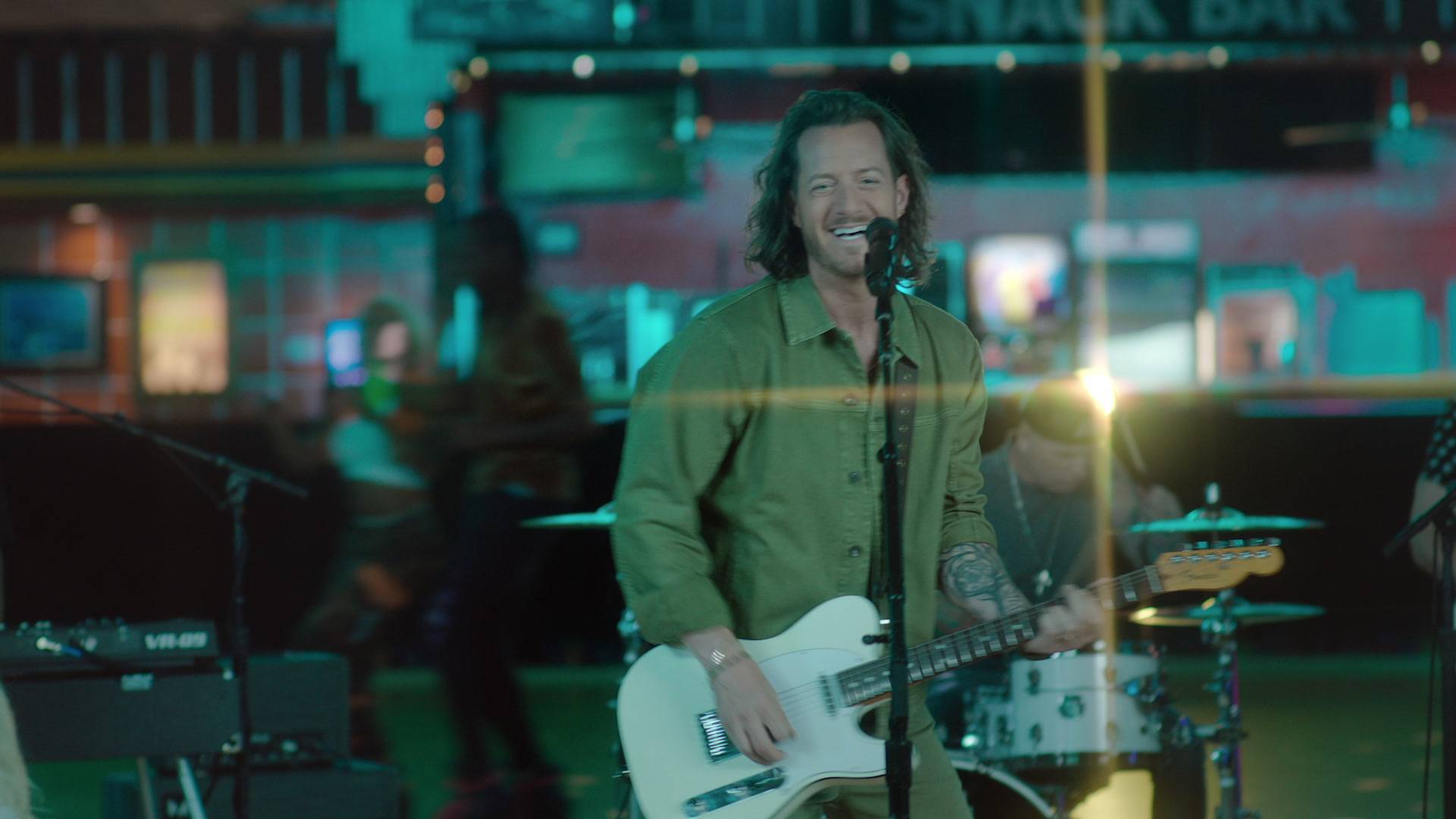 WATCH: Tyler Hubbard Slips On His Roller Skates For "Baby Gets Her Lovin" Music Video | News - Vimarsana News