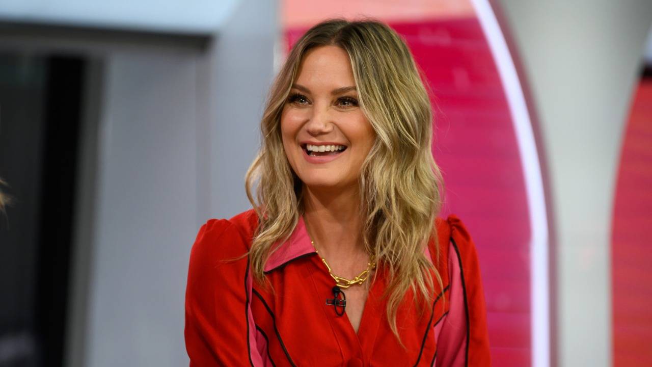 Jennifer Nettles To Host New Farmer Dating Show, "Farmer Wants a Wife