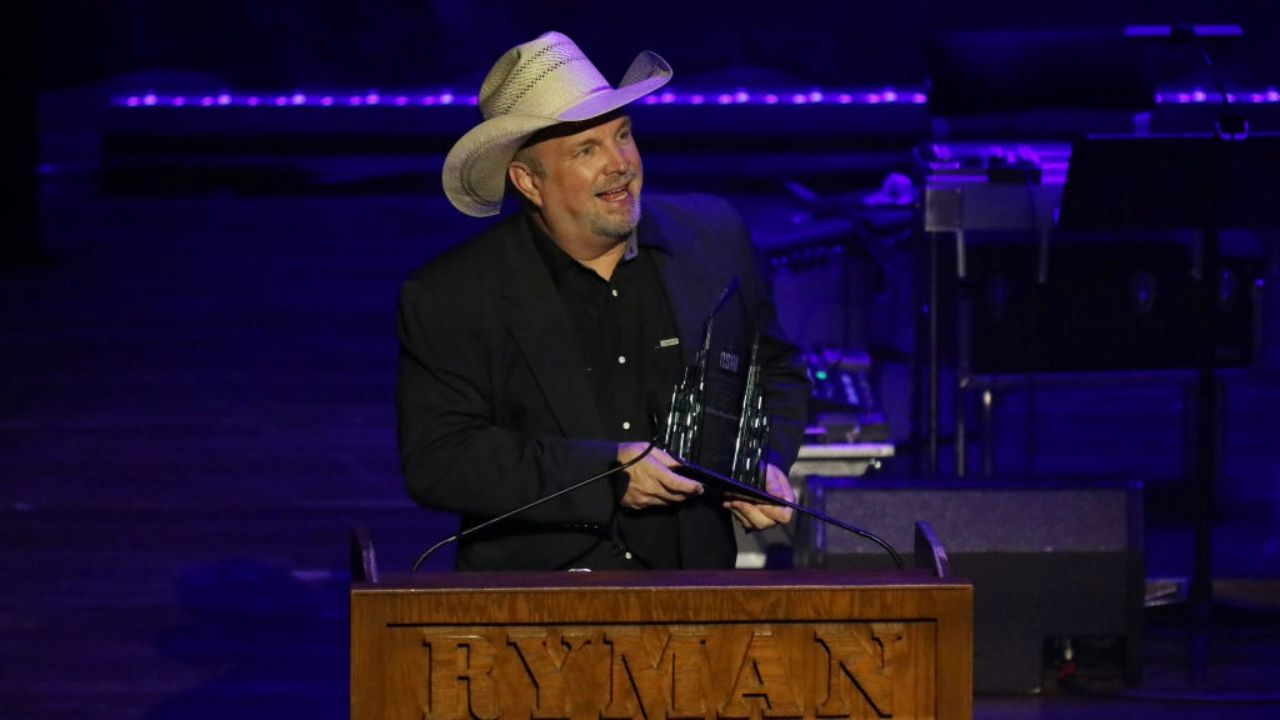 Garth Brooks Helps Opry Posthumously Celebrate Keith Whitley - Vimarsana News