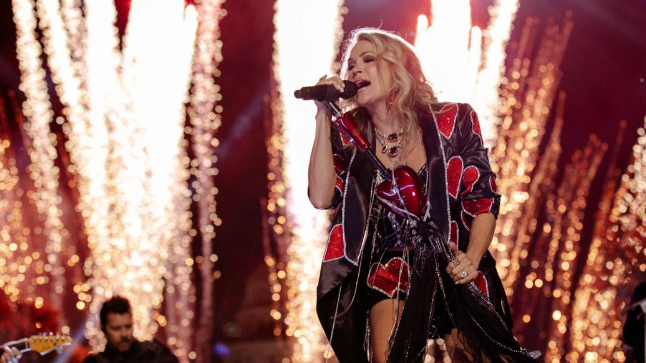 Carrie Underwood's unusual dress lights up Grammy stage