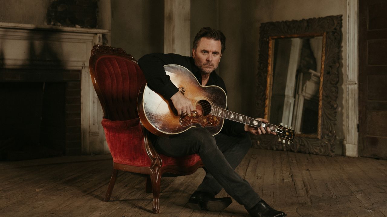 CMT Premiere: Charles Esten Returns To His Improv Roots With His Lighthearted "Make You Happy" Video - Vimarsana News