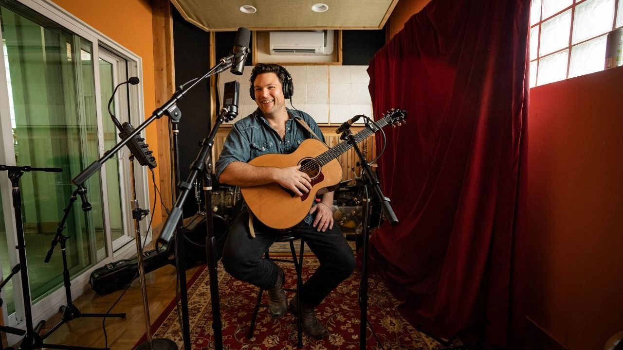 CMT Premiere: Ian Flanigan Celebrates Campfires and Backroads in New Video "Under A Southern Sky" - Vimarsana News