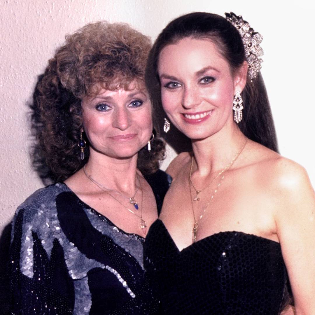 Crystal Gayle & Peggy Sue Wright performed at the CMT Artists of the Year 2022.