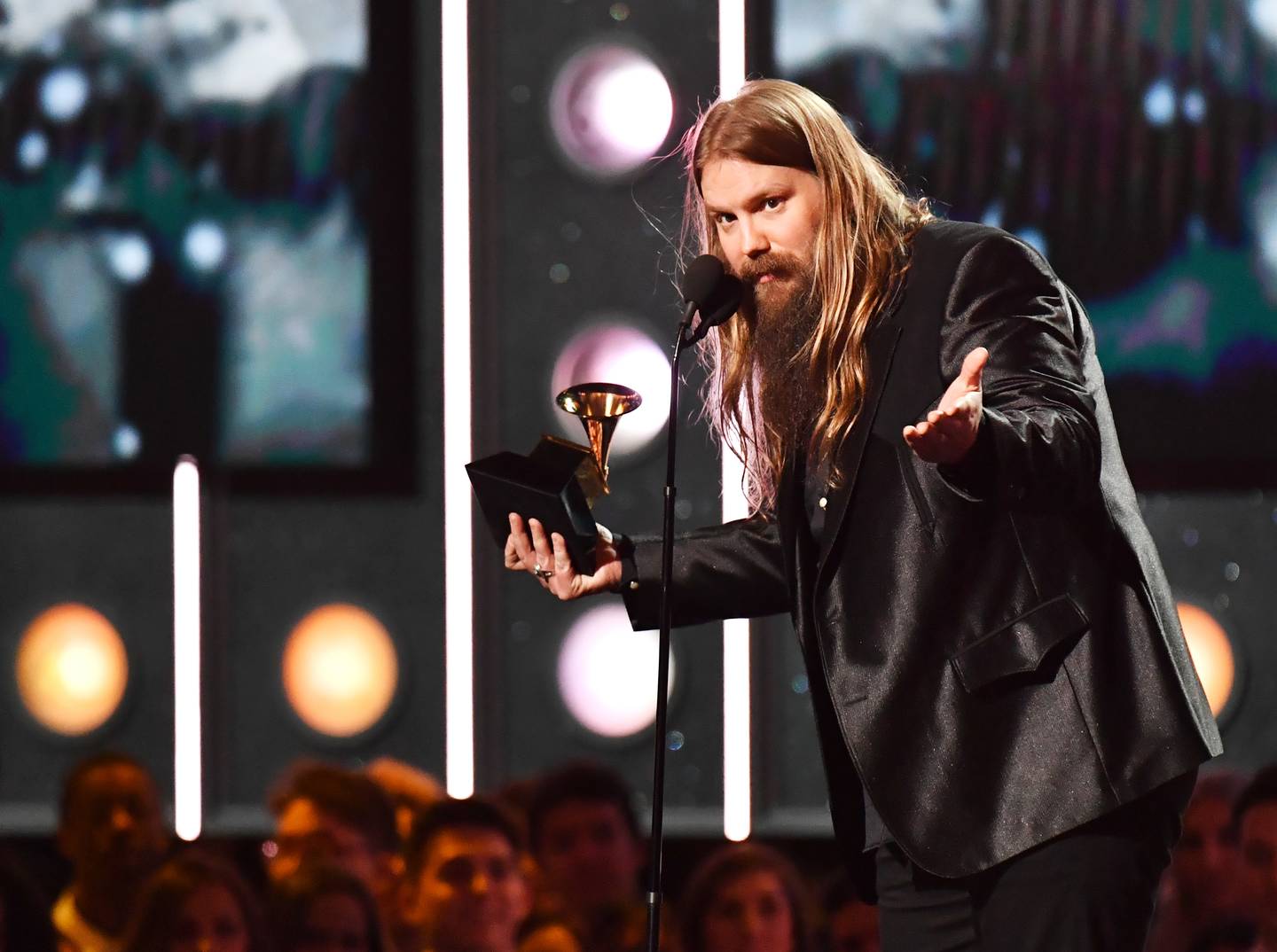 Chris Stapleton Scores First True No. 1 Hit with “Broken Halos” News