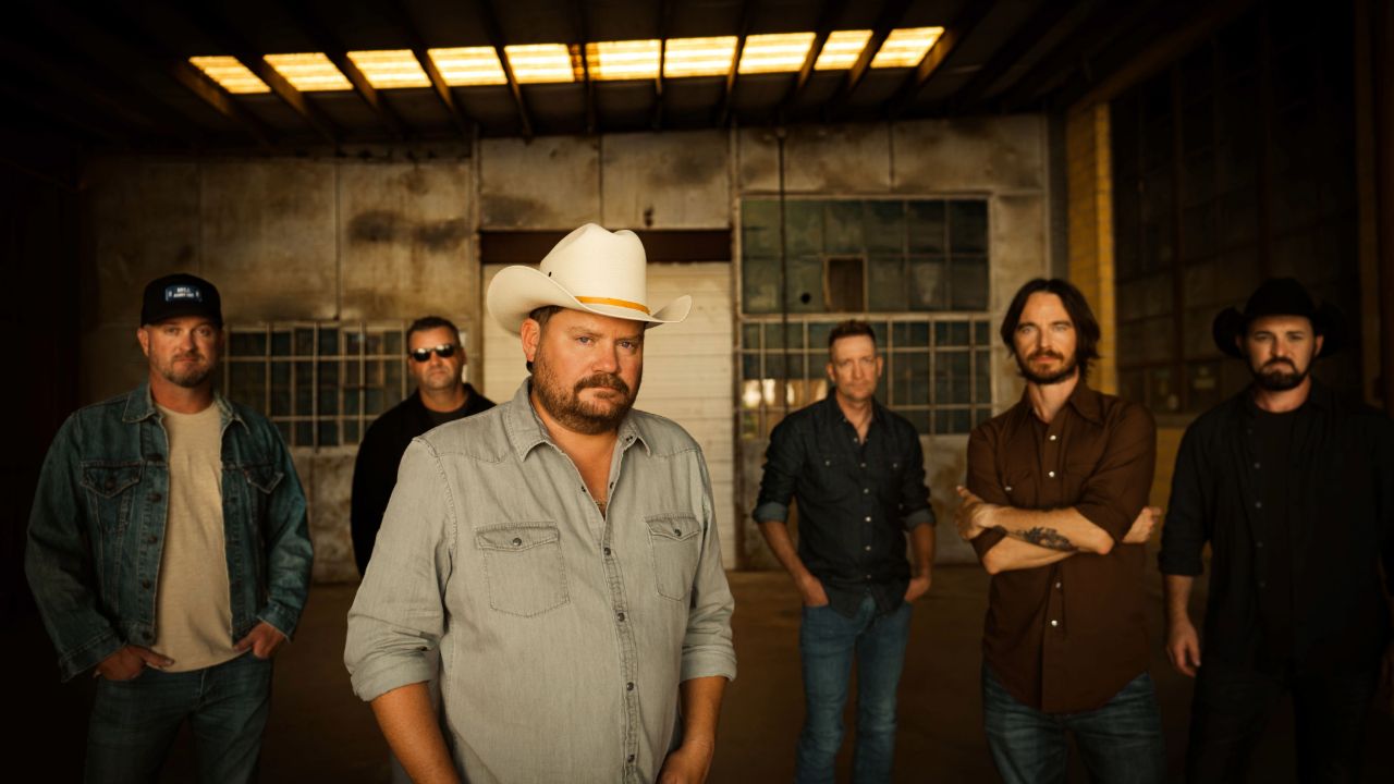 CMT Premiere: Randy Rogers Band Conveys True Love In "I Won't Give Up" Music Video - Vimarsana News