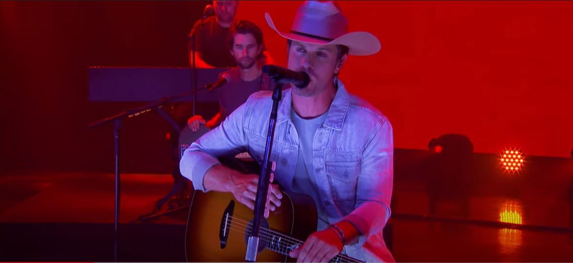 Dustin Lynch Takes an Acoustic Turn to "Momma's House" News CMT