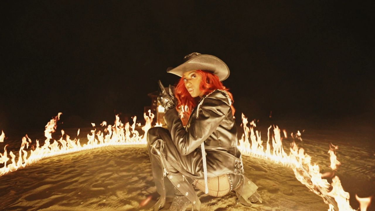 CMT Premiere: Reyna Roberts Celebrates Outlaw Country With Fiery Video "Miranda" - Vimarsana News