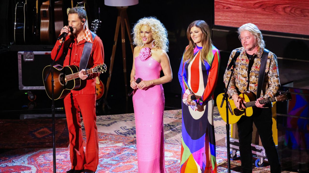 Watch: Little Big Town Pay Tribute To Barry Gibb at Kennedy Center Honors - Vimarsana News