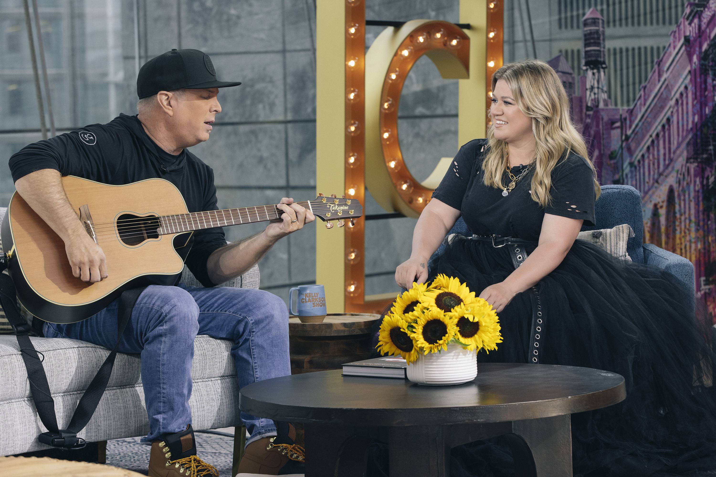 THE KELLY CLARKSON SHOW -- Episode J001 -- Pictured: (l-r) Garth Brooks, Kelly Clarkson 