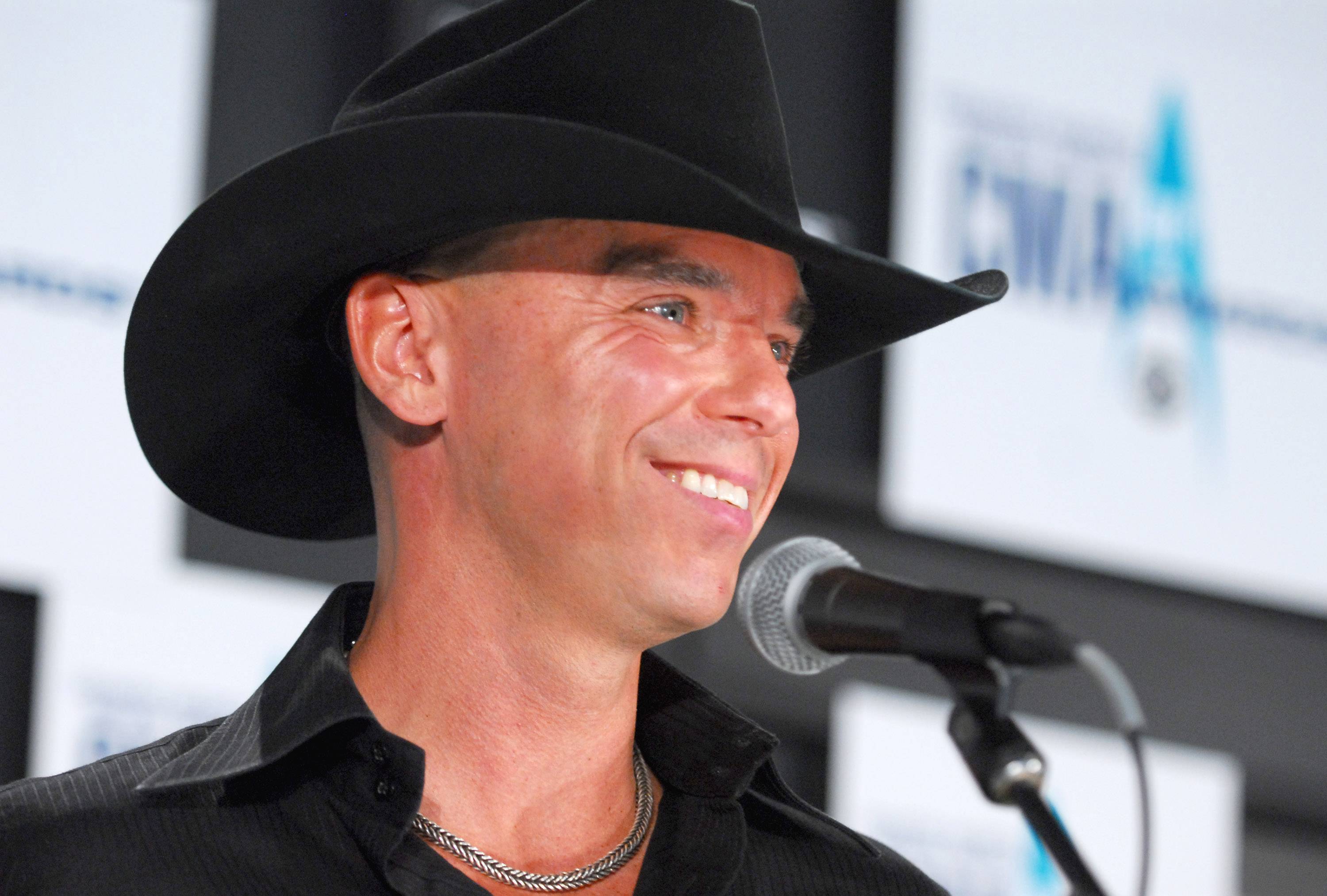 Kenny Chesney Congratulates Tom Brady For Retirement, Shares Picture With  His Super Bowl Rings