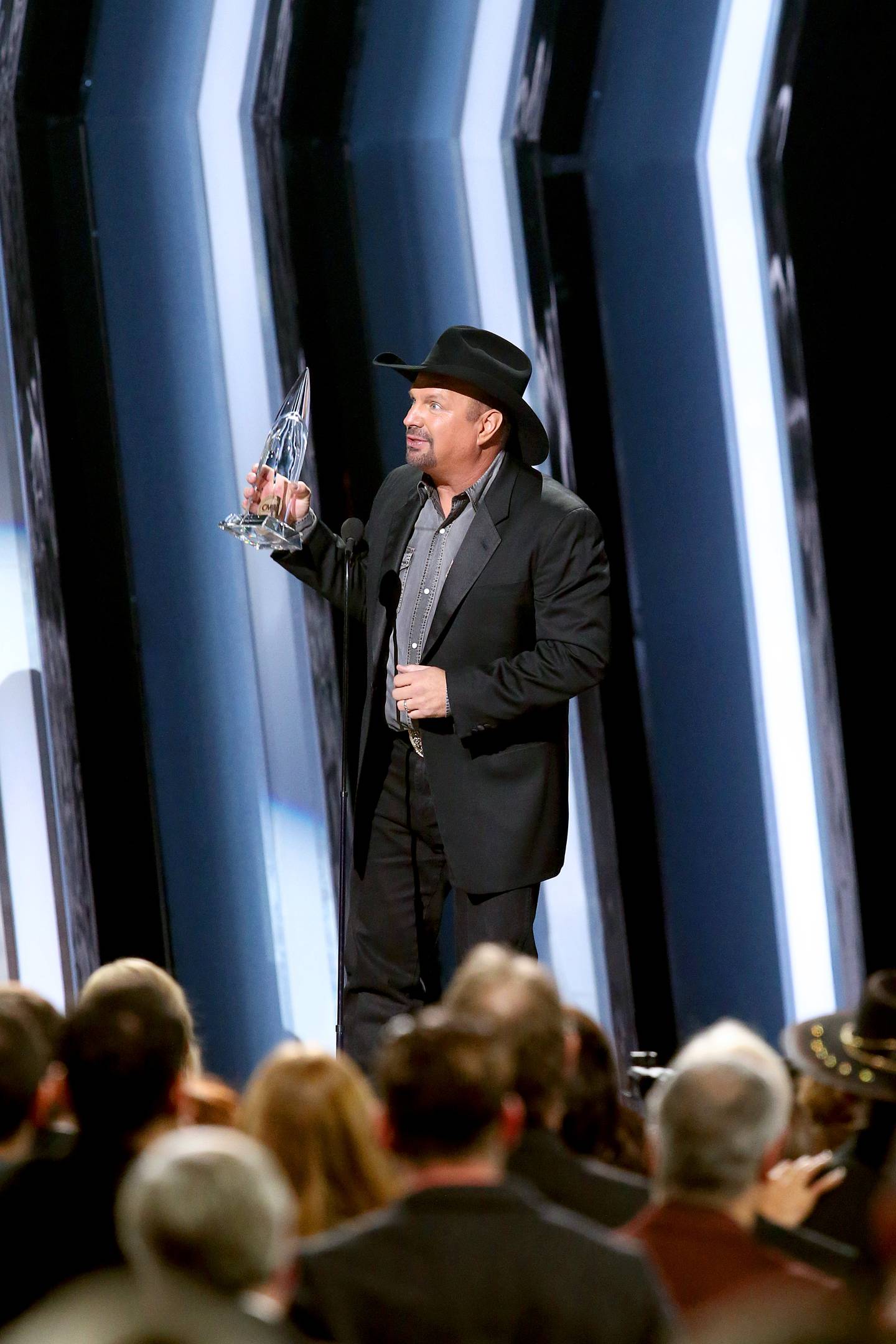 CMA AWARDS Garth Brooks Wins Entertainer of the Year News CMT
