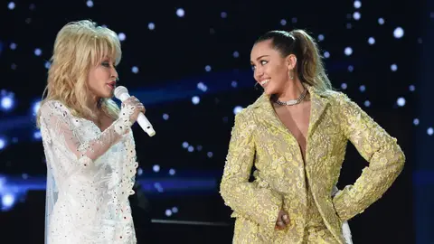 LOS ANGELES, CA - FEBRUARY 10: Dolly Parton (L) and Miley Cyrus perform onstage during the 61st Annual GRAMMY Awards at Staples Center on February 10, 2019 in Los Angeles, California. 