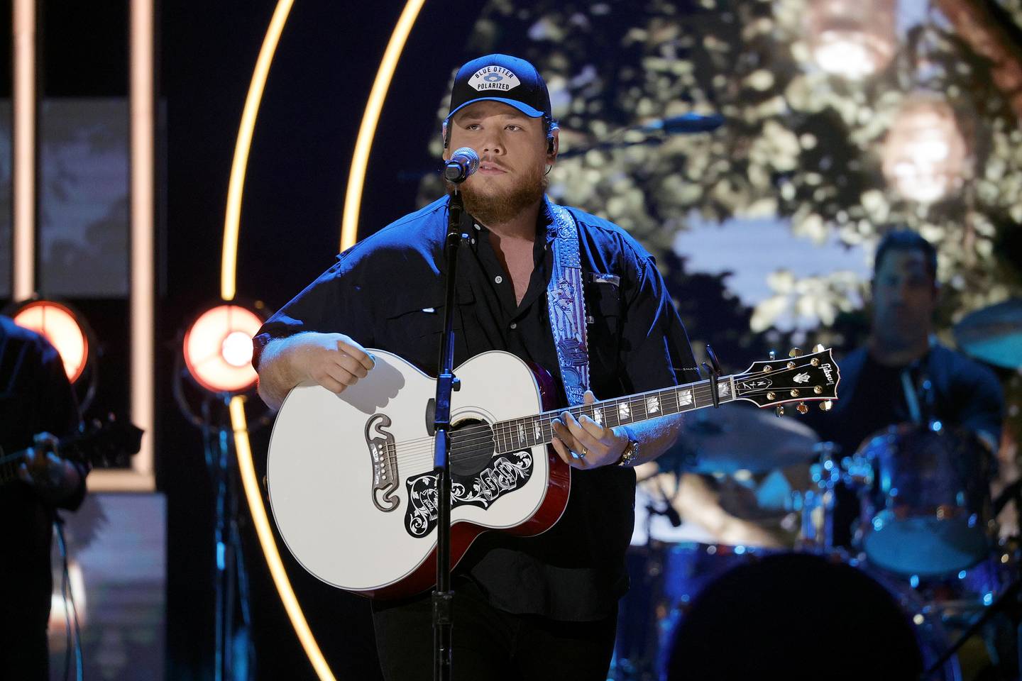 Luke Combs Kicks Off "Artists Of The Year" With "Forever After All