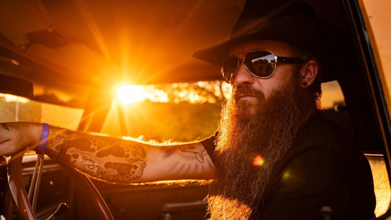 CMT Premiere: Cody Jinks Makes New "Outlaws and Mustangs" Video A Family Affair - Vimarsana News