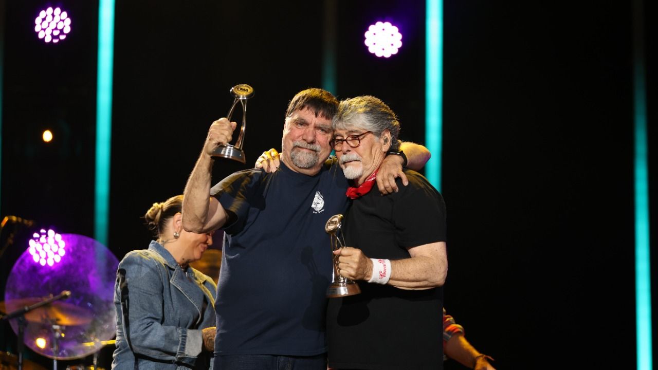 Watch: Dierks Bentley Presents Alabama With One Of Country Music's Top Honors - The Pinnacle Award - Vimarsana News